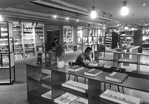 读者正在书店内安静地阅读。河南省新华书店发行集团 供图