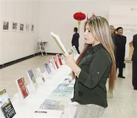 11月24日，在黎巴嫩首都贝鲁特的联合国教科文宫，一名来宾在中国优秀出版物展现场阅读展出的书籍。新华社记者 李良勇 摄